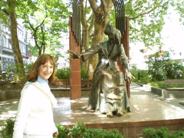 73_pamela_thompson_budapest.jpg - Pamela Thompson in Budapest (Liszt Ferenc Tér)