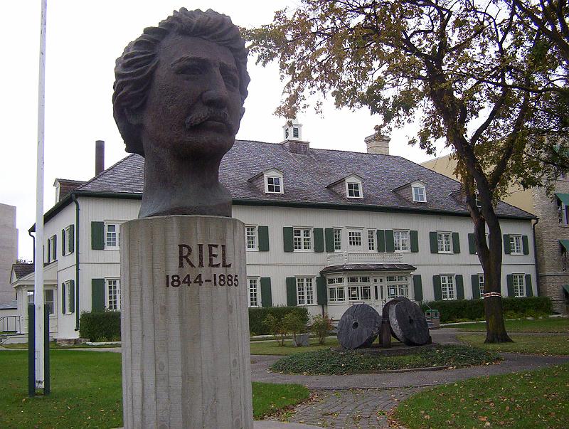 100_2587.jpg - Louis Riel's bust and the Grey Nuns convent in Saint Boniface (Av. Tache).