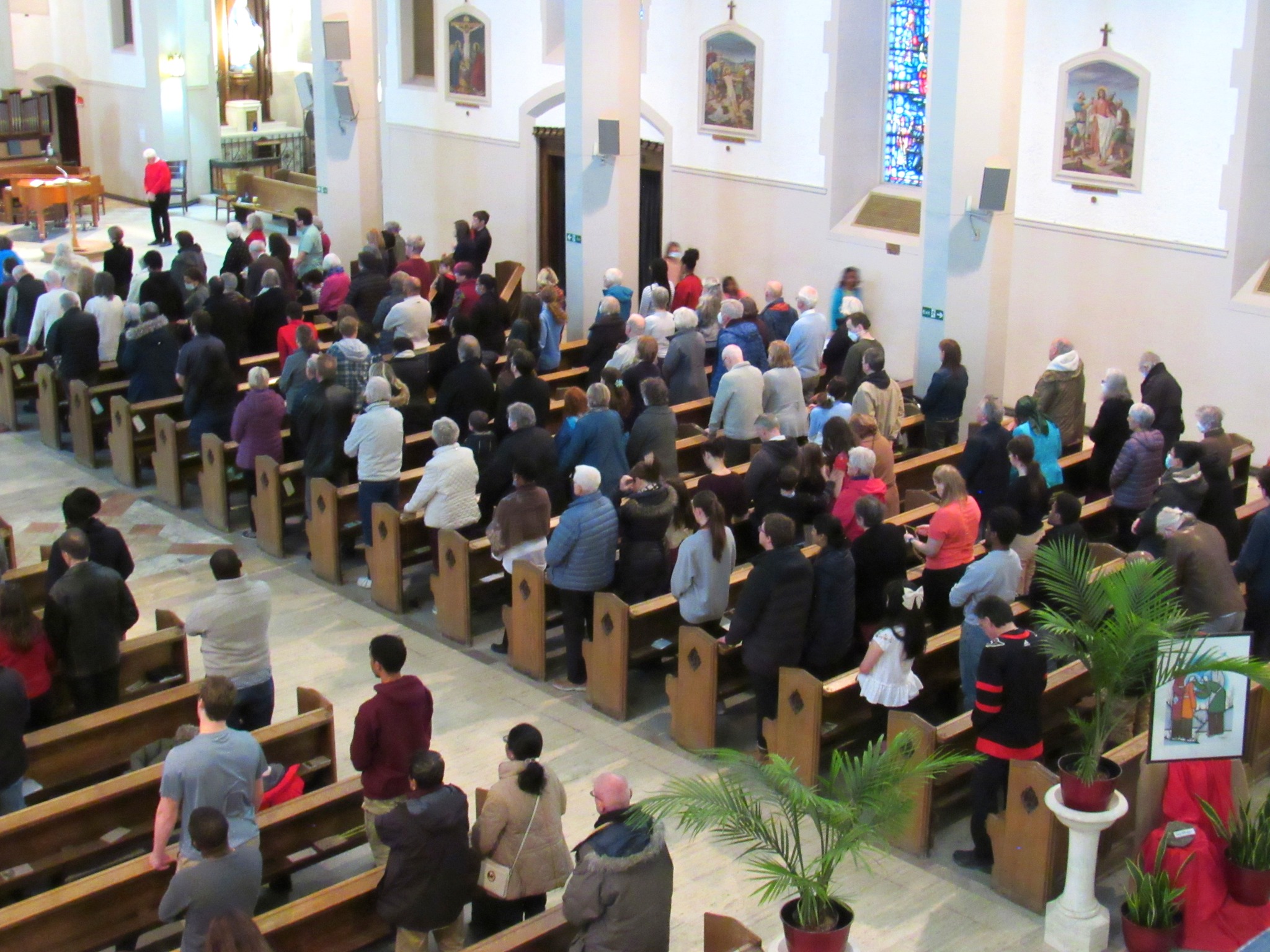 The congregation from above (west-side)
